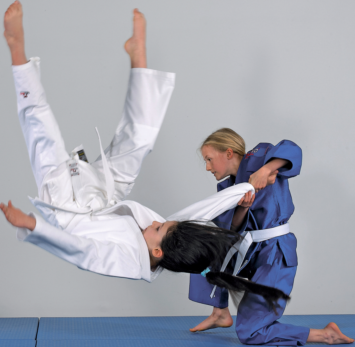 DANRHO Judoanzug Yamanashi mit Schulterstreifen blau oder weiß
